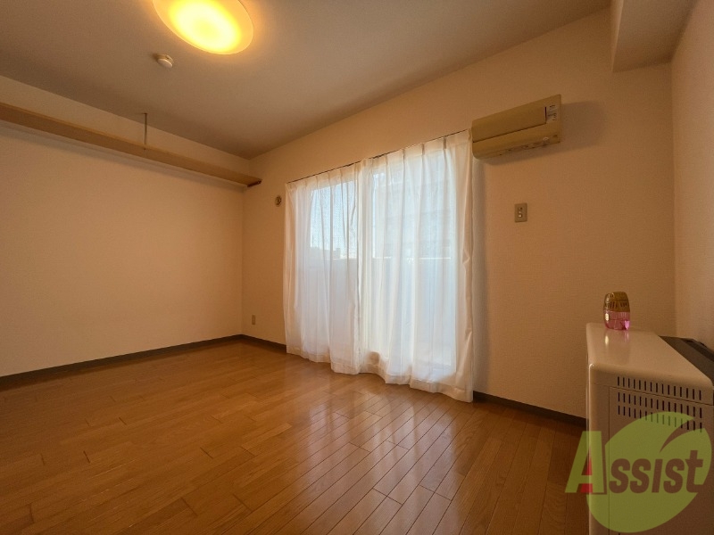 居室・リビング　１０．２帖の洋室です。広々として、きれいですね。