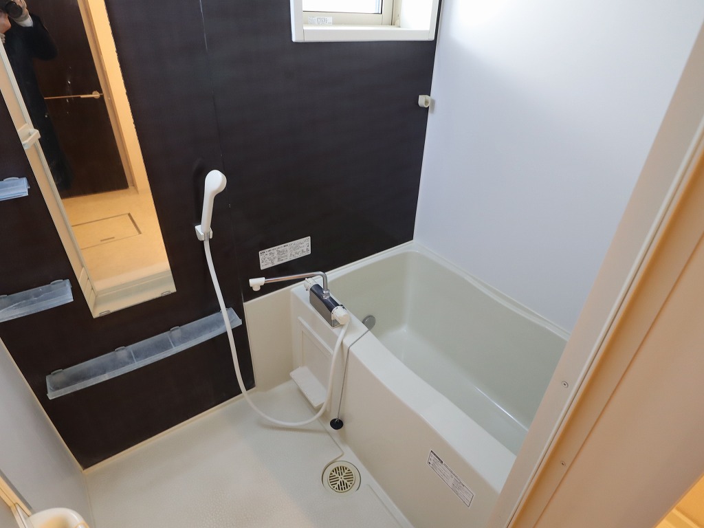 バス・シャワールーム　追焚き・浴室乾燥機付き　換気窓