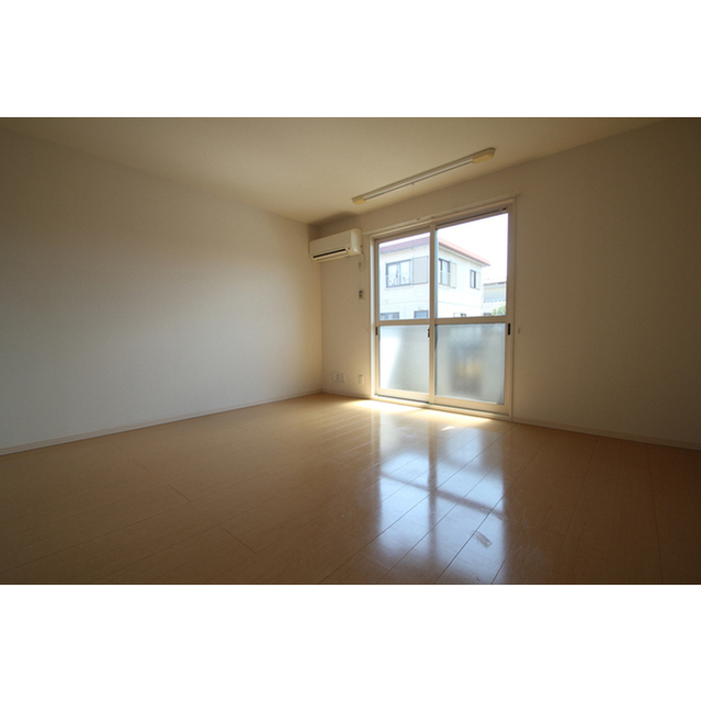 居室・リビング　（内装写真は全て１０２号室です）