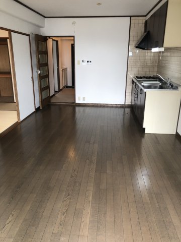 居室・リビング　落ち着いた色味のフローリングです