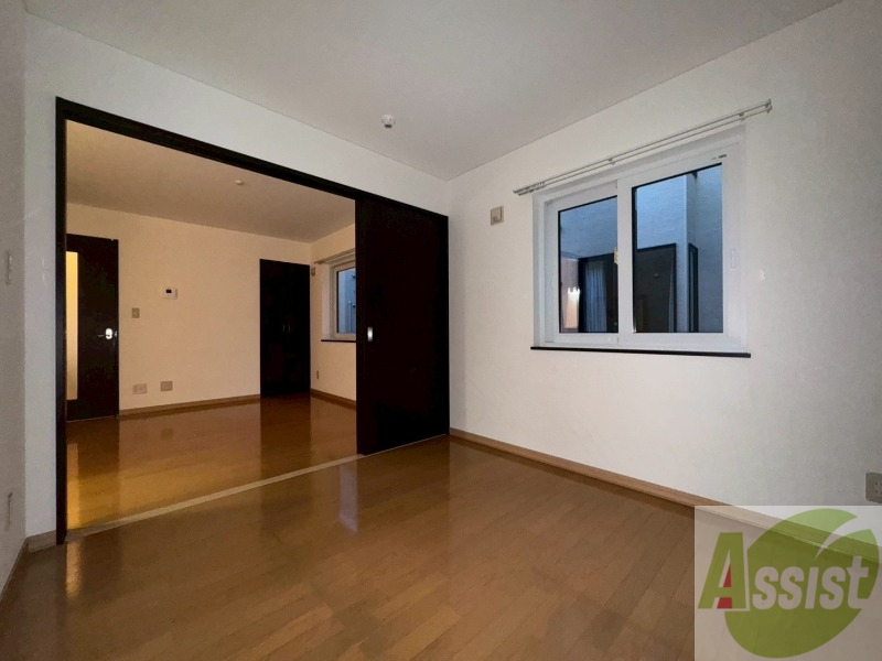 その他部屋・スペース　戸を閉めるとリビングと区切られた寝室にすることができますよ。