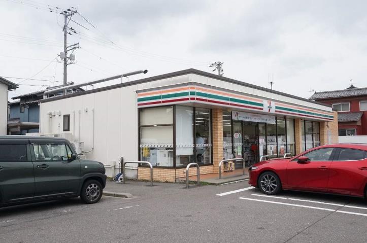 コンビニ　セブンイレブン（コンビニ）まで172m