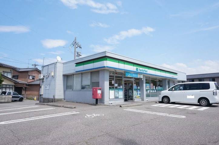 コンビニ　ファミリーマート（コンビニ）まで477m