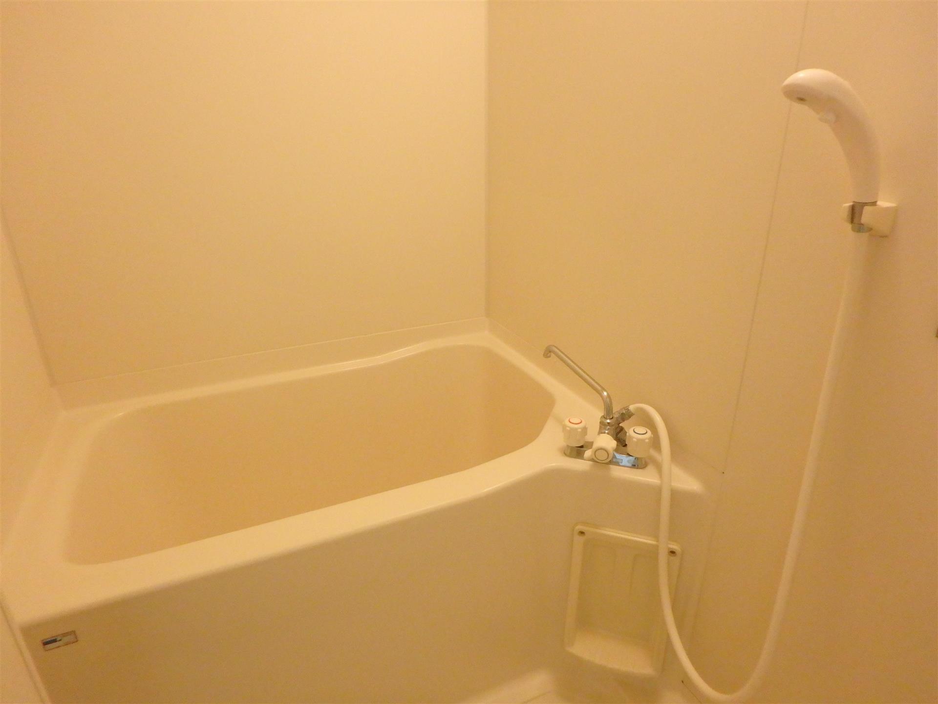 バス・シャワールーム　給湯式のお風呂です