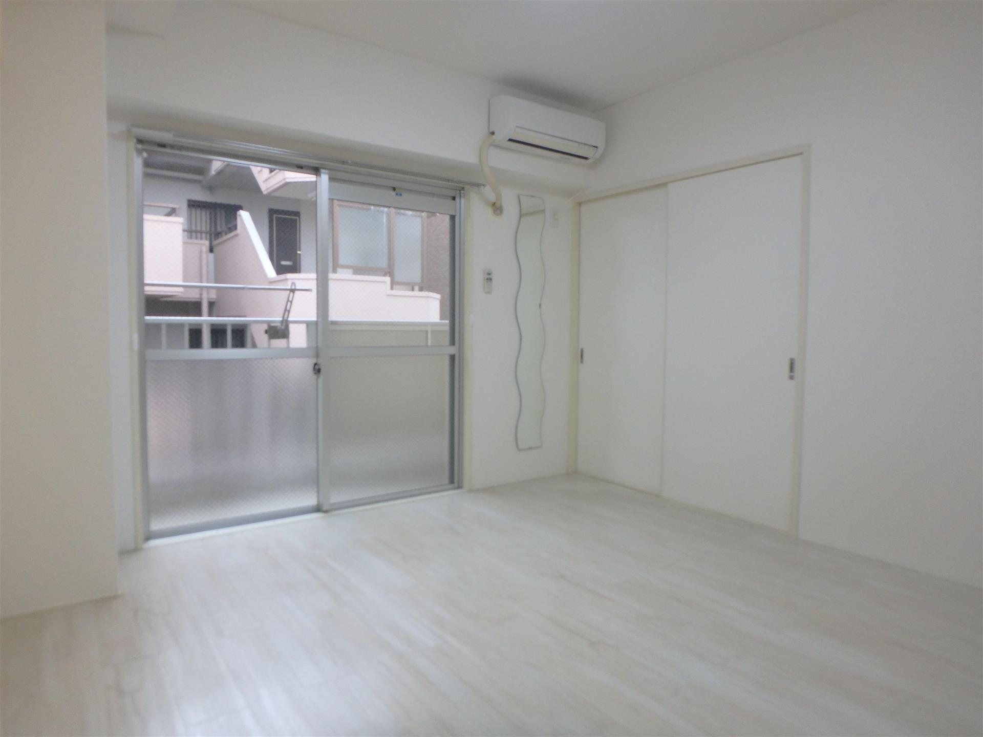 居室・リビング　白を基調とした８帖の洋室です