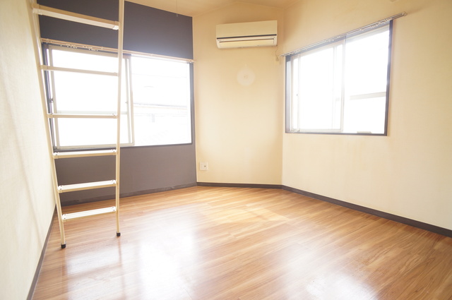 居室・リビング　２面採光なので、明るく風通しのよい過ごしやすいお部屋です♪