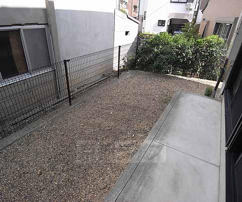 バルコニー　一階は広い専用庭付きです！