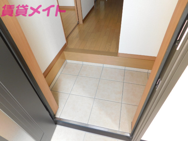 玄関　同物件別部屋の写真となります