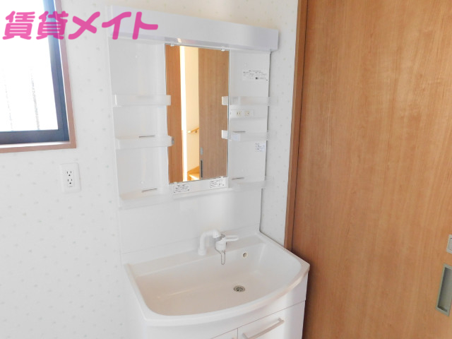 洗面設備　同物件別部屋の写真となります