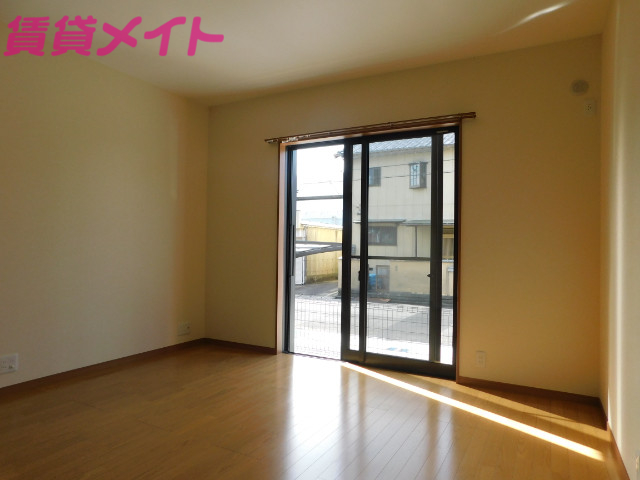 居室・リビング　同物件別部屋の写真となります