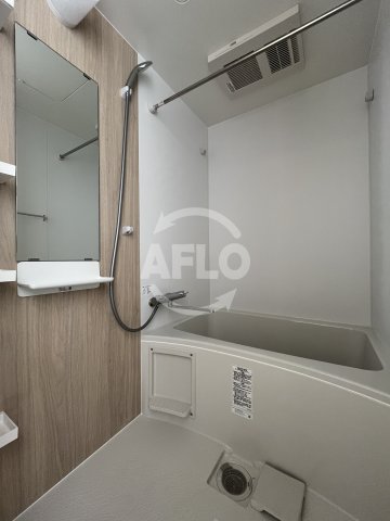 バス・シャワールーム　セレニテ十三ミラク　浴室