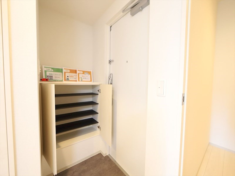 玄関　玄関　シューズボックス付（収納充実してます）