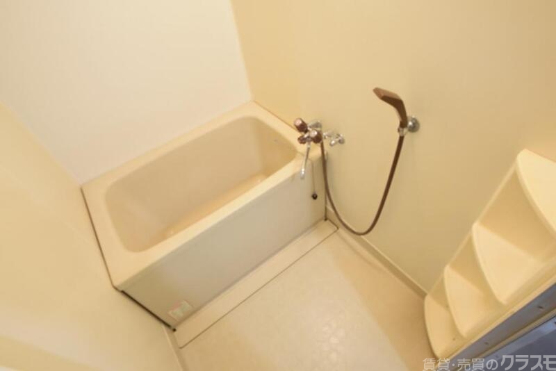 キッチン　キッチン前に窓、採光換気に最適です