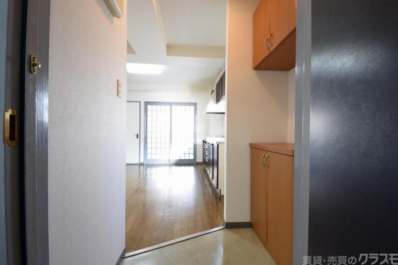 居室・リビング　東向きの窓と洋室からの光で明るいリビング