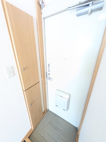 玄関　※同間取り・別号室の参考写真です