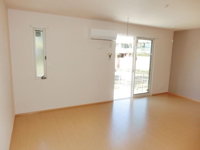 居室・リビング　広々としたリビングスペースです