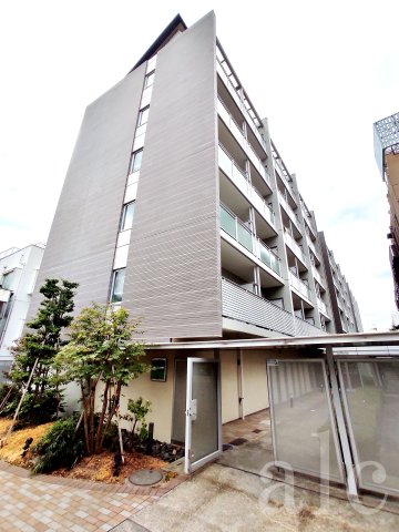 建物外観　ビイルーム新宿　お洒落な外観　大型マンション