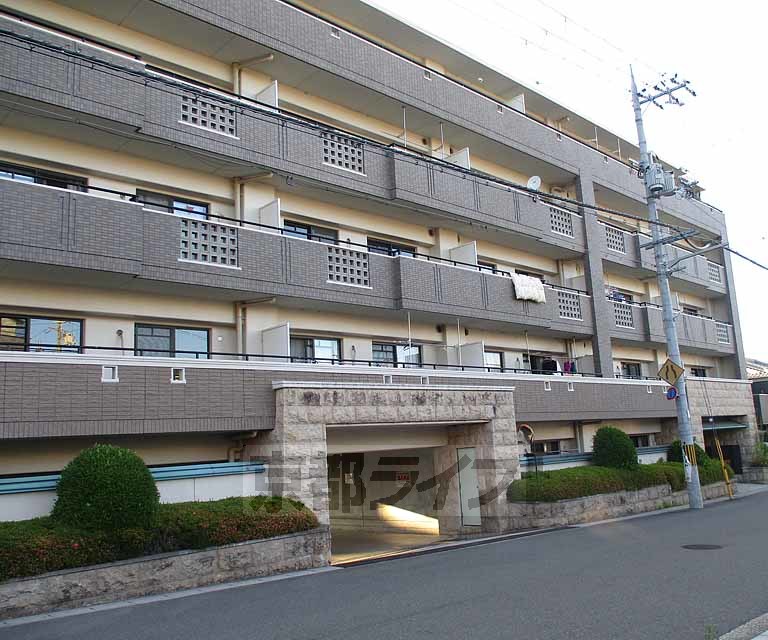 建物外観　中央が駐車場入り口です。