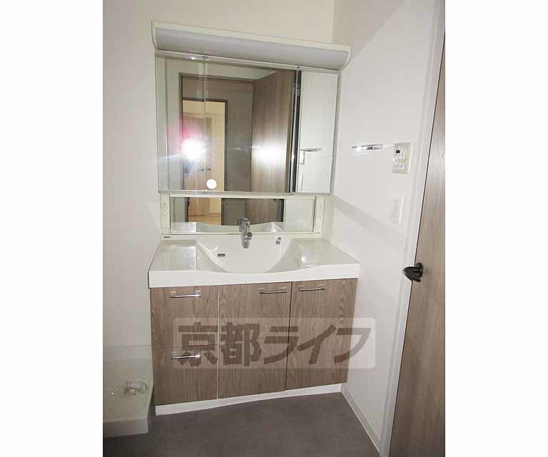 洗面設備　ワイドな洗面台です・