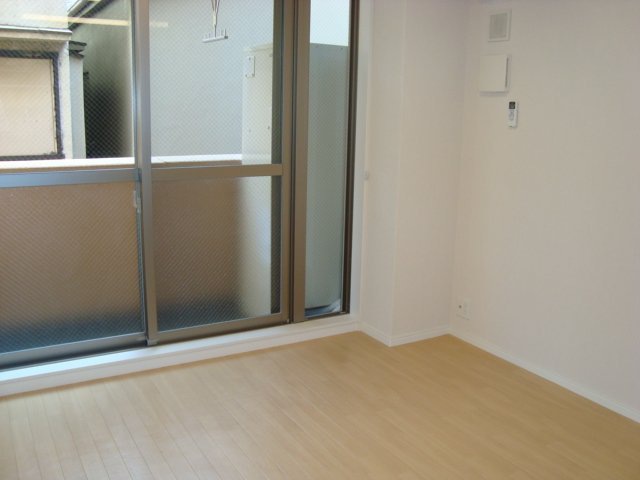 居室・リビング　落ち着いた色合いのフローリングの居室です