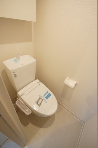 トイレ　温水洗浄便座付きトイレです。