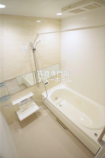 バス・シャワールーム　浴室乾燥機・追い炊き機能付きのお風呂です！