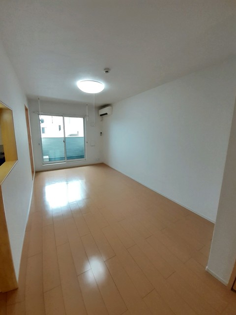 居室・リビング　12.2帖の大きなリビング（エアコン付き）