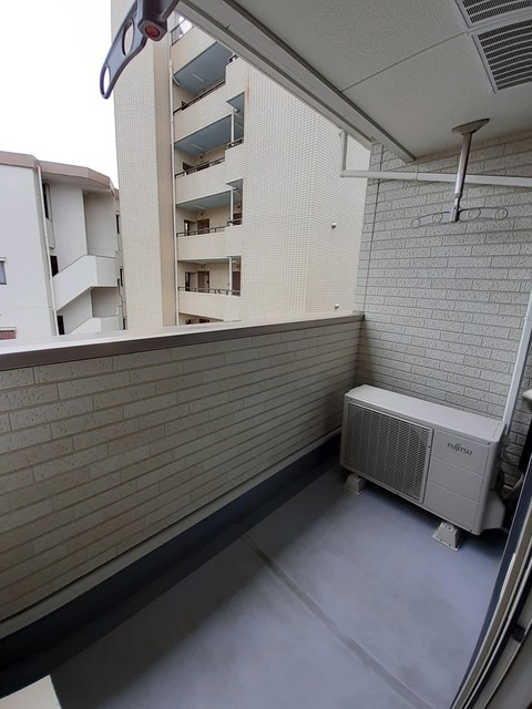 バルコニー　奥行きのある大きなバルコニーです。