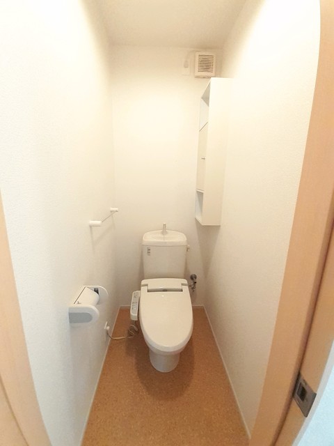 トイレ　温水洗浄便座付きです。