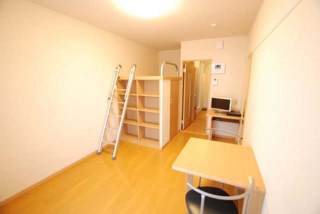 居室・リビング　1階フローリング、2階カーペット