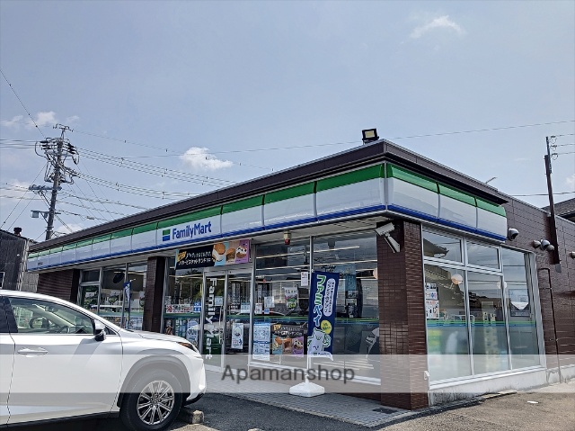 コンビニ　ファミリーマート（コンビニ）まで561m
