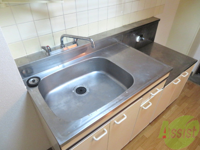 キッチン　キッチンは広めですね、お料理する方にはポイントですね