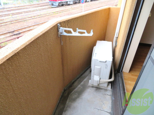 バルコニー　バルコニーの形はちょっと変わってますが、お洗濯はできますね