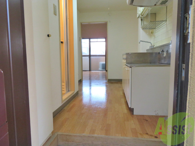 玄関　玄関を入るとまずキッチンで、奥が居室です