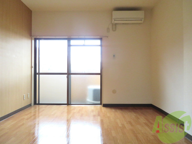 居室・リビング　リビングは７．５帖の洋室、単身者用のお部屋です