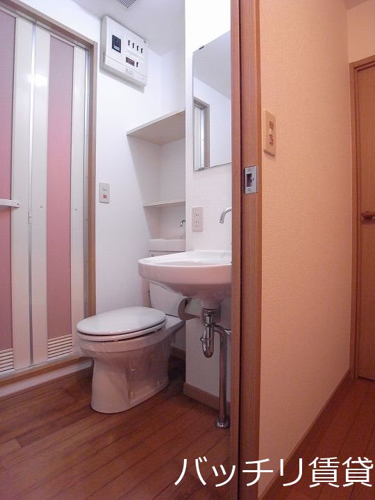 トイレ　別号室タイプの為、現状を優先いたします