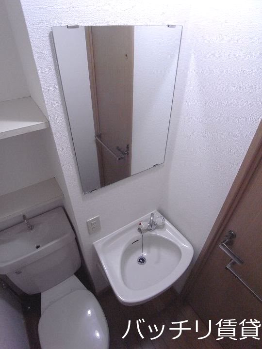 洗面設備　別号室タイプの為、現状を優先いたします