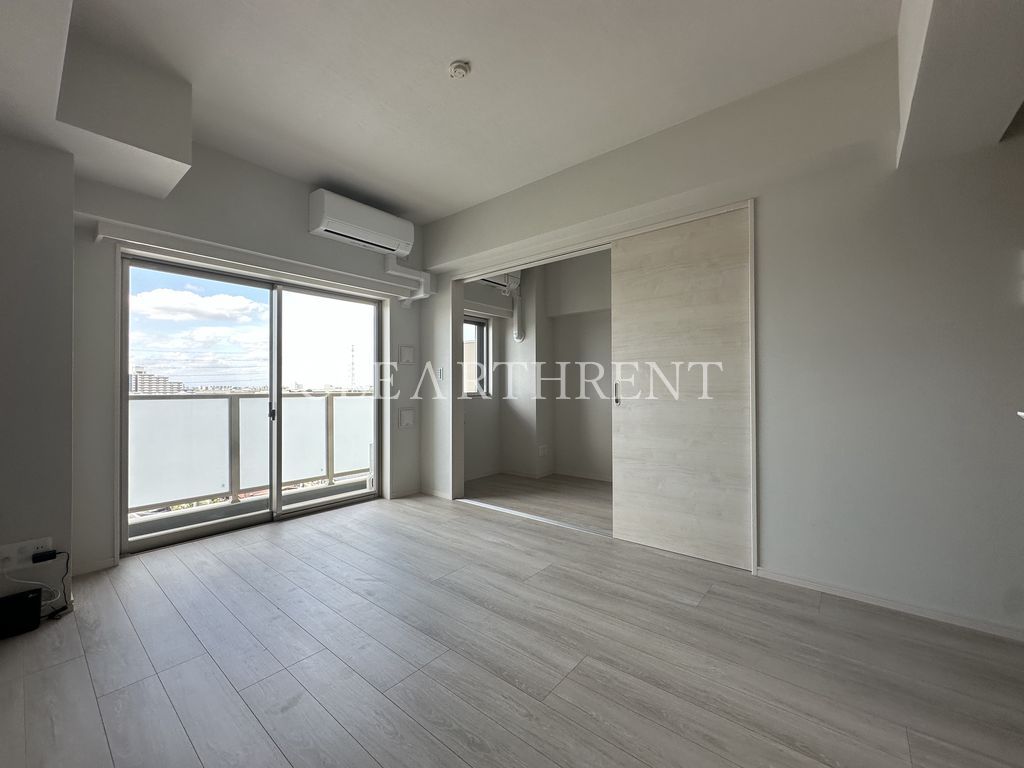 居室・リビング　同タイプ別住戸写真となります。現況と異なる場合がございます。