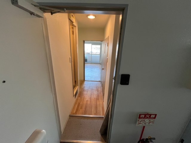 玄関　間取りが反転の同じマンションのお部屋です