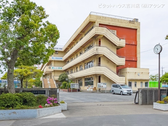 中学校　三郷市立早稲田中学校（中学校）まで1676m