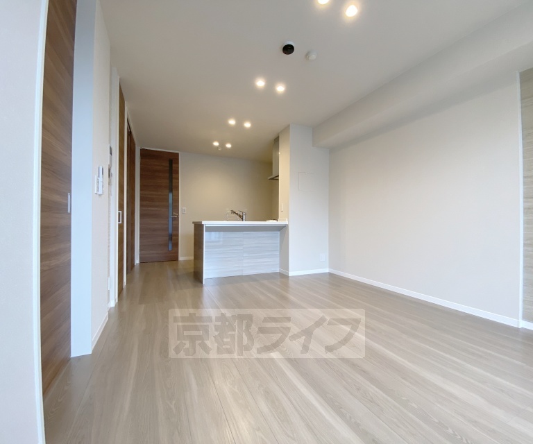 居室・リビング　最上階・角部屋です。前面が道路で南向き日当たり良いお部...