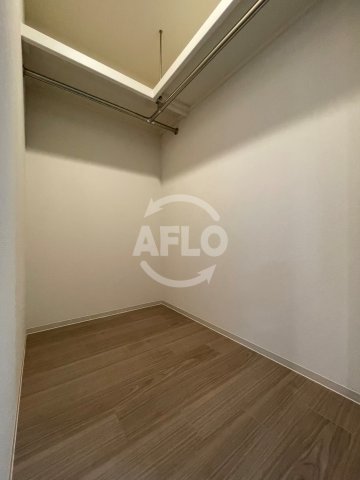 収納　コンフォリア・リヴ北久宝寺Q　ウォークインクローゼット