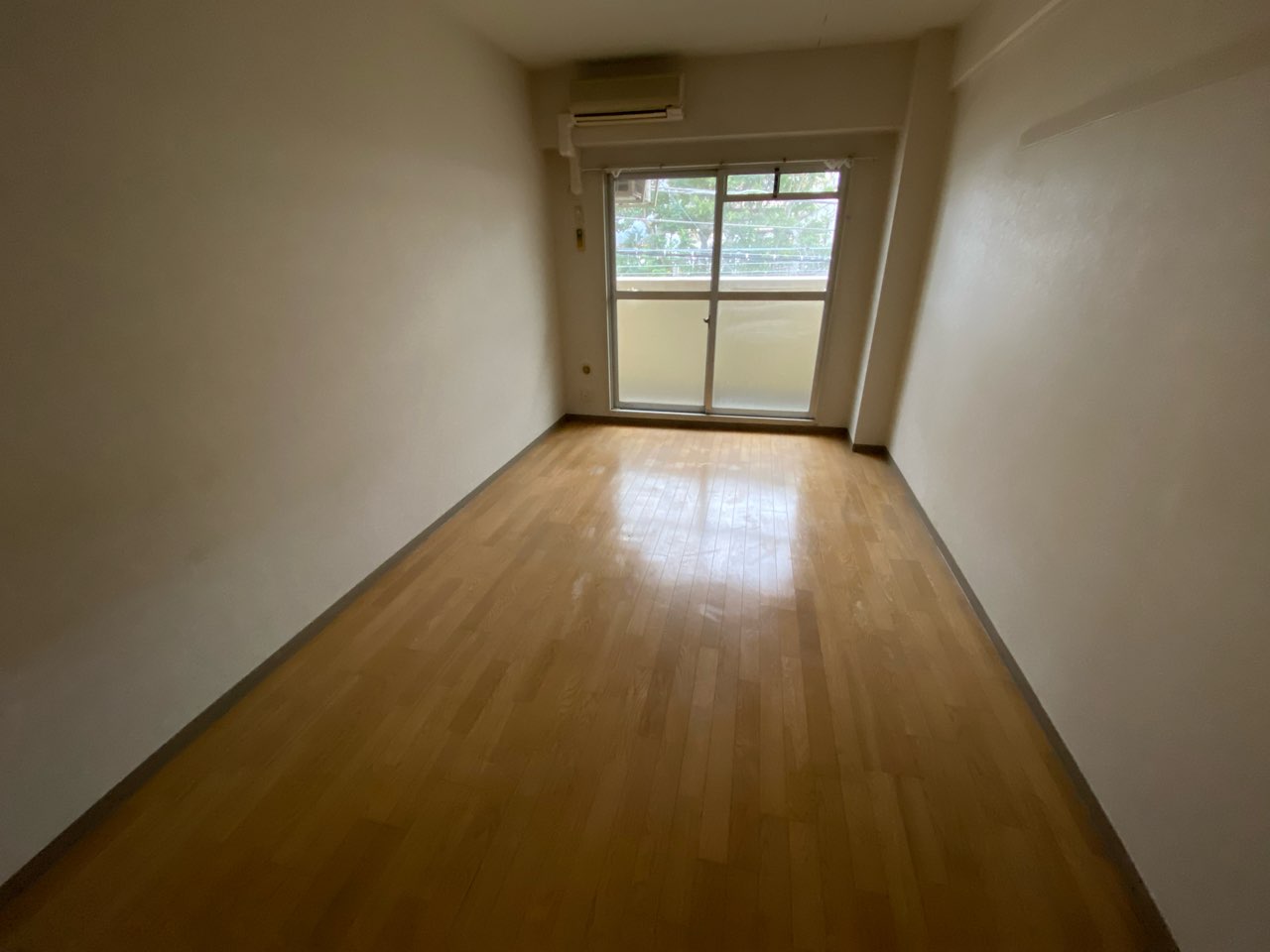 居室・リビング　南向きエアコン付きの洋室です♪