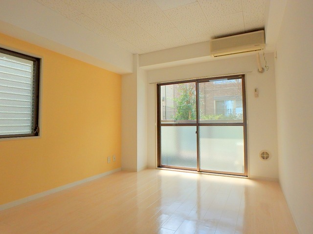 居室・リビング　南西向きの洋室６．８帖♪　★過去募集時の写真です