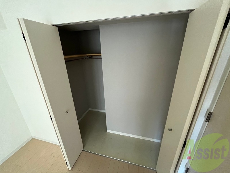 収納　こちらの収納にはハンガーをかけて服もしまえますね。