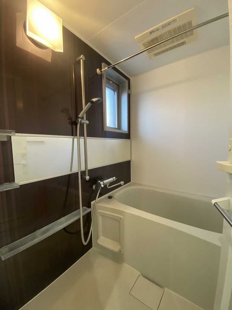 バス・シャワールーム　浴室には窓・ワイドな鏡付です。