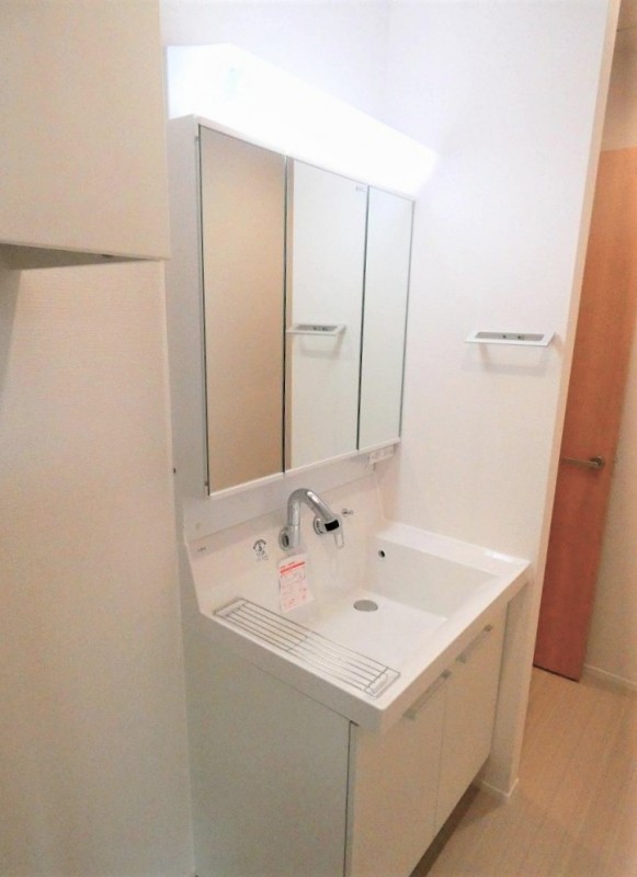 洗面設備　ゆったりとスペースのある洗面所