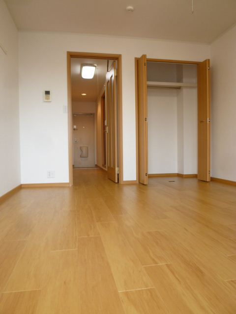 居室・リビング　ベランダ側から見たお部屋です。