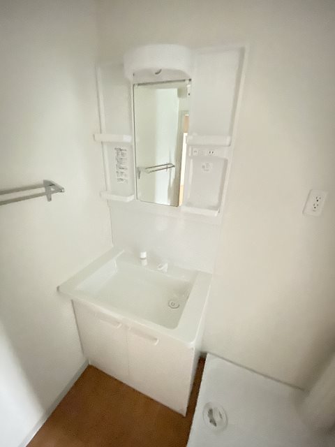 洗面設備　明るい洗面所です