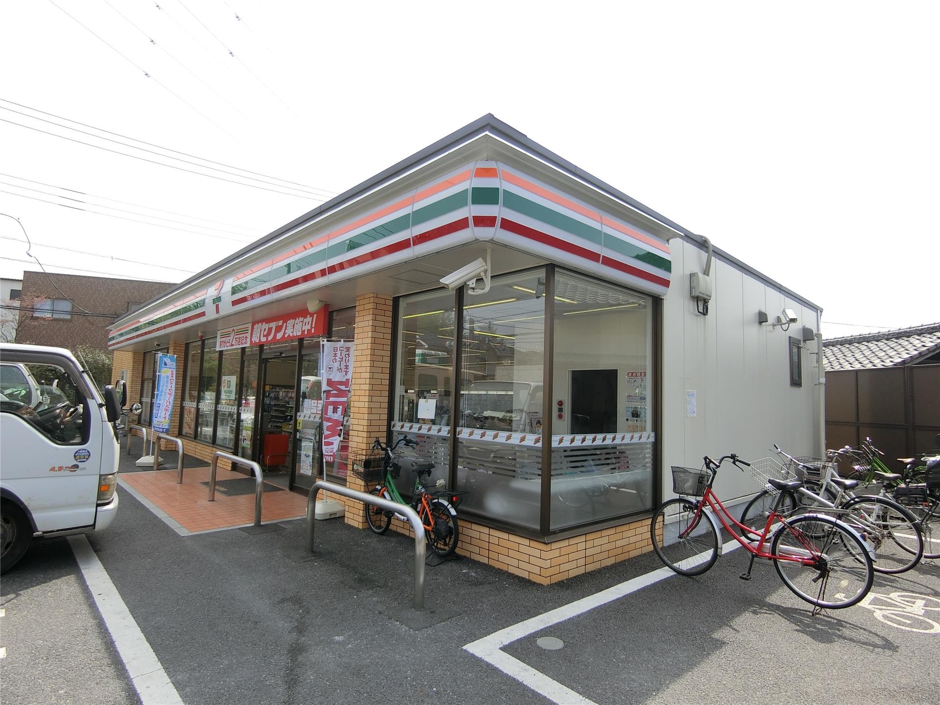 コンビニ　セブンイレブン鳩ヶ谷坂下1丁目店（コンビニ）まで86m